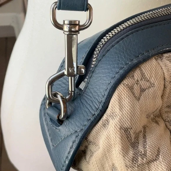Louis Vuitton Cream and Blue Crossbody Bag with Signature Monogram - Picture 3 of 16